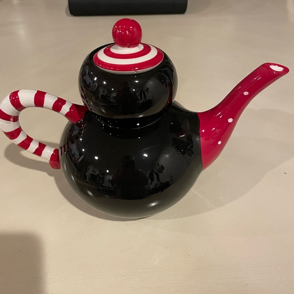 COPY - Penguin teapot - Picture 2 of 3